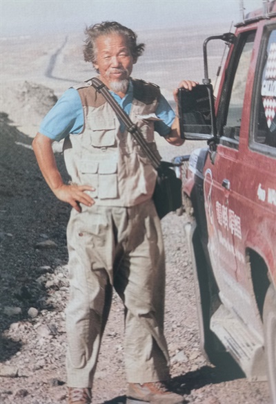 고 김찬삼씨는 1958년 전쟁복구로 어수선했던 당시에는 아무도 생각하지 못했던 세계 일주를 떠났던 우리나라 1세대 여행가다. 사진은 1992~1993년 사이 아구답사 때 현대 갤로퍼옆에서 찍은 김찬삼씨 모습.
