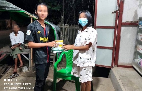 한국에서 보낸 의약품이 봉사단체를 통해 미얀마 주민들한테 전달되었다.
