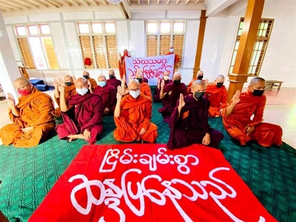 4일 밤 만달레이시 총승려회에서 승려들의 기도회.