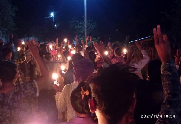 4일 밤 마그웨주 먀인구에서 고등학생들과 시민들의 촛불시위