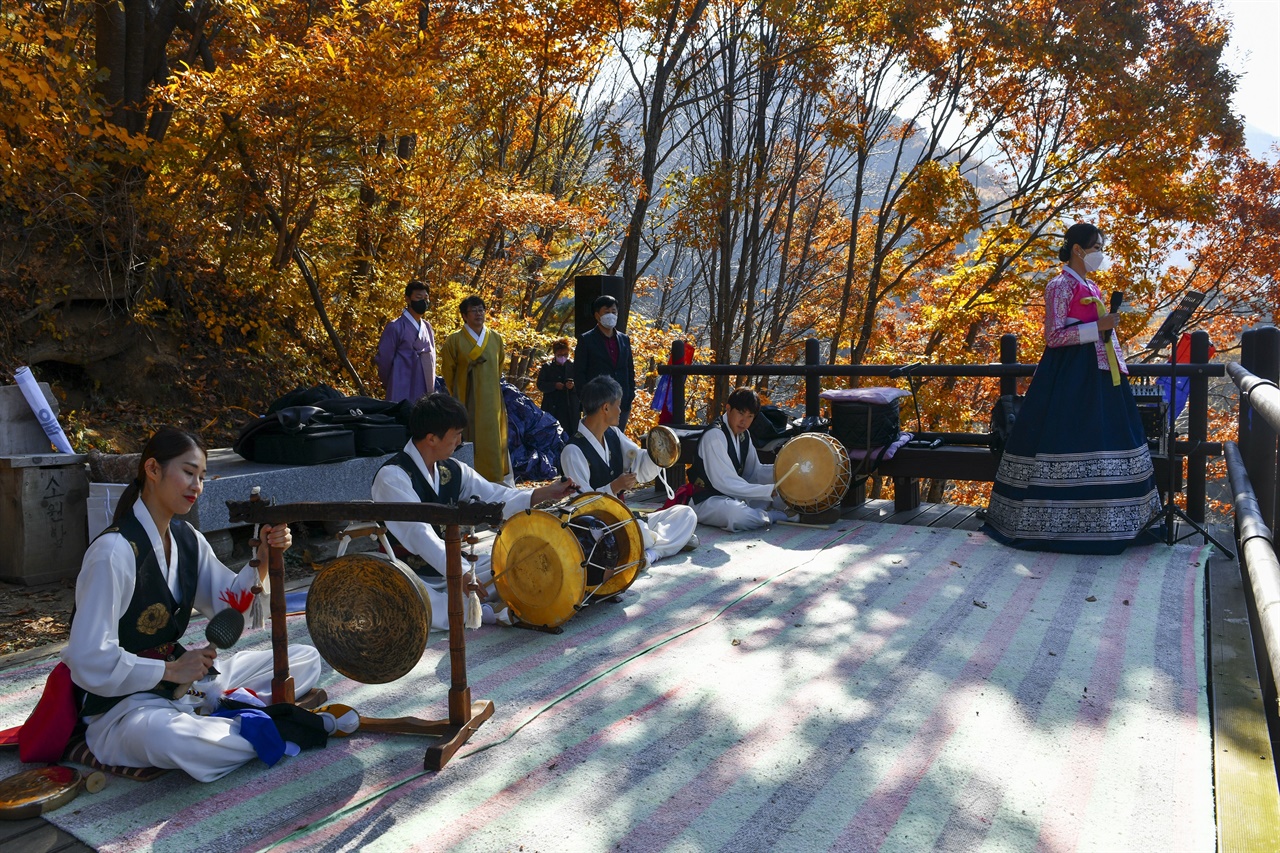 전통혼례를 시작하기 전, 지리산 가을 단풍 속에서 남원시립농악단의 풍악이 흥겹다.