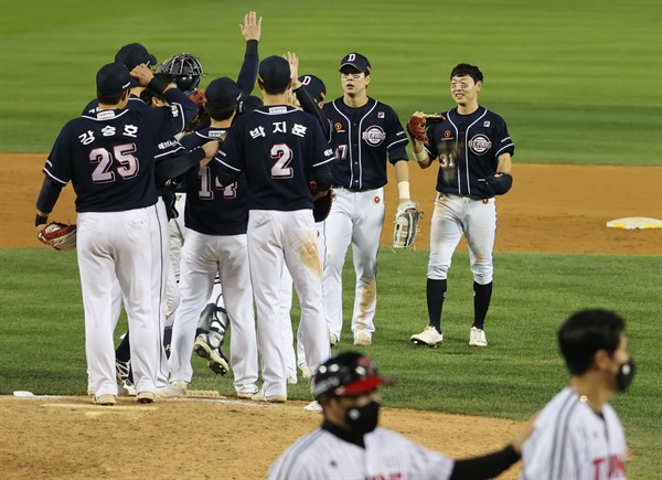  7일 서울 잠실야구장에서 열린 2021 프로야구 KBO 포스트시즌 준플레이오프 3차전 두산 베어스와 LG 트윈스의 경기. 10-3로 승리한 두산 선수들이 기쁨을 나누고 있다. 