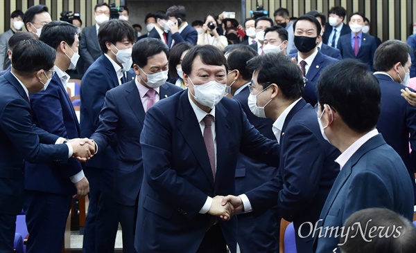 국민의힘 윤석열 대선후보가 8일 서울 여의도 국회에서 열린 현안보고회의에 참석하며 의원들과 인사하고 있다.