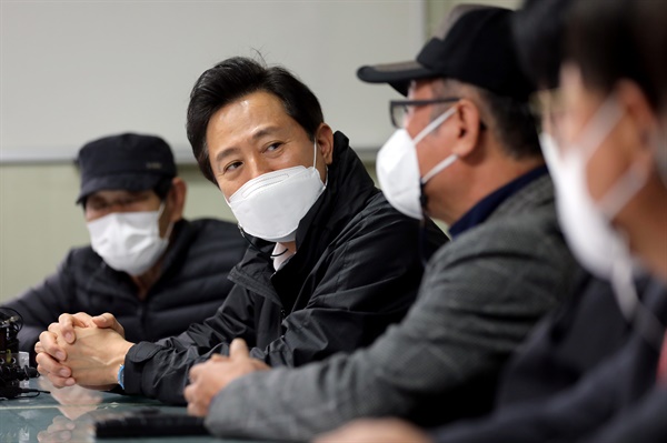  11월 4일 오후 서울 노원구 하계5단지 재정비사업 현장을 찾은 오세훈 서울시장이 주민과 만나 대화를 나누고 있다.