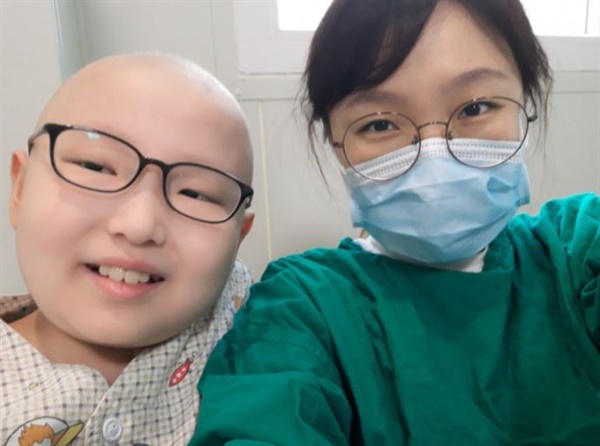 은찬이는 7년 동안 백혈병을 앓았고 지난 6월 9일 킴리아 치료를 기다리다 열세 살의 나이로 세상을 떠났다.
