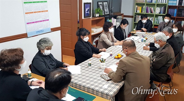  '백마탄 여장군' 김명시 독립운동가의 후손들이 11월 8일 창원마산 열린사회희망연대 사무실에서 국가보훈처 학예연구사들을 만나 이야기를 나누었다.