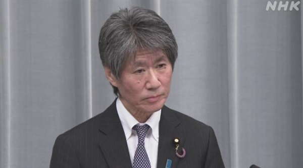 일본 관방부 정례회견을 하고 있는 이소자키 요시히코 관방 부장관