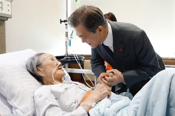 문재인 대통령이 입원중이었던 김복동 할머니를 병문안 하고 있다.