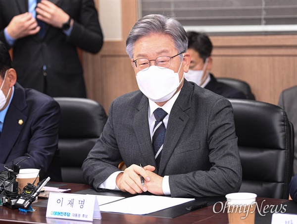 이재명 더불어민주당 대선 후보가 8일 서울 종로구 한국기독교회관에서 한국교회총연합을 방문해 인사말을 하고 있다.