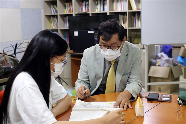  지역아동센터에서 교육중인 도민강사