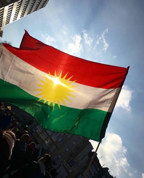 쿠르디스탄 국기 - 빨간색은 자유를 위해 끊임없이 투쟁한 순교자의 피, 흰색은 대지의 평화와 평등, 녹색은 쿠르디스탄 자연의 아름다움과 풍경 및 민족의 생명과 활력. 중앙 21개 빛줄기의 황금 태양은 쿠르드족 국장.

