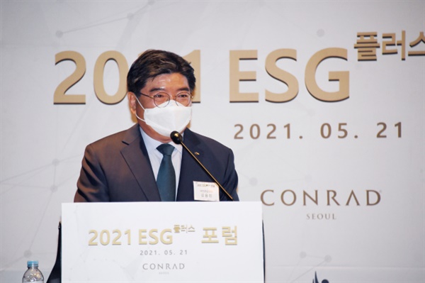 지난 5월 21일, 국민연금공단이 개최한 '2021 ESG플러스 포럼'에서 발언 중인 김용진 이사장. 국내 최대기관투자자인 국민연금은 2022년까지 ESG 투자 비중을 전체 운용 기금의 50% 수준으로 확대할 계획이라고 밝힌 바 있다.