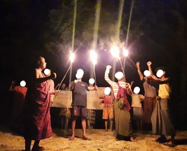 8일 만달레이주 비지타군의 승려와 시민들의 시위
