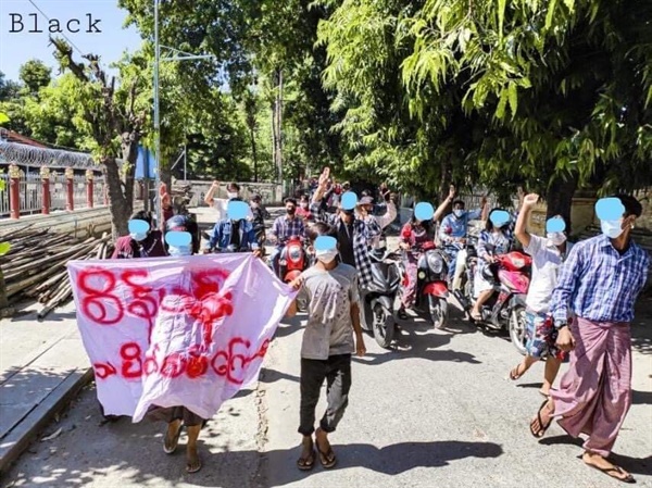 8일 만달레이 주 마하아웅몌이 시에서 반독재시위