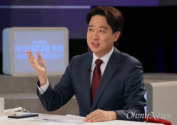 국민의힘 이준석 대표가 9일 오후 서울 마포구 상암MBC 스튜디오에서 열린 '100분 토론'에서 발언하고 있다.