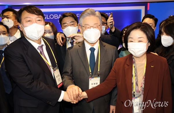  주요 대선 후보들이 정해지고 있습니다. 사진은 국민의힘 윤석열(왼쪽부터), 민주당 이재명, 정의당 심상정 대선후보가 10일 글로벌인재포럼2021 행사에서 만나 악수하는 모습.