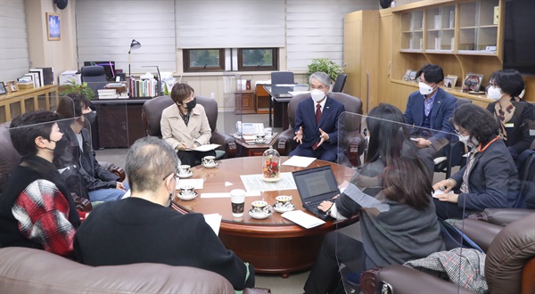  박종훈 경남교육감은 9일 오후 교육감실에서 경남여성단체연합, 경남여성단체연합 부설 정책센터, 김해여성회, 김해여성회 부설 가정폭력상담소, 김해여성의전화, 전교조 경남지부 여성위원회와 간담회를 가졌다