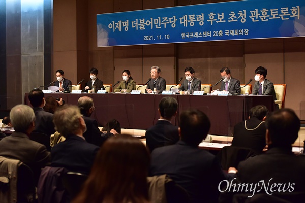  더불어민주당 이재명 대선 후보가 10일 서울 중구 한국프레스센터에서 열린 관훈클럽 초청 토론회에서 기조연설을 하고 있다. 