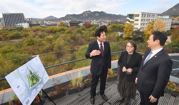 오세훈 서울시장(왼쪽부터)과 김영나 국가기증 이건희 소장품 활용위원회 위원장, 황희 문화체육관광부 장관이 10일 종로구 서울공예박물관 옥상에서 송현동 부지를 둘러보고 있다. 