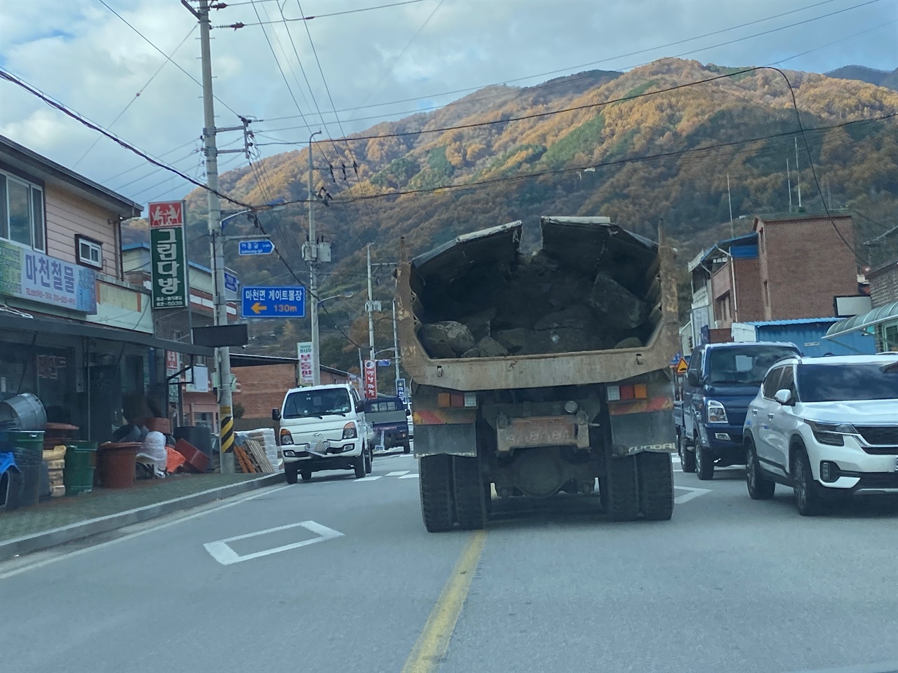 뒷문없는 덤프트럭 안전불감증 도로주행중 