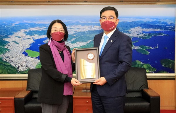 허성무 창원시장, 전국여성대회서 우수지방자치단체장상 수상