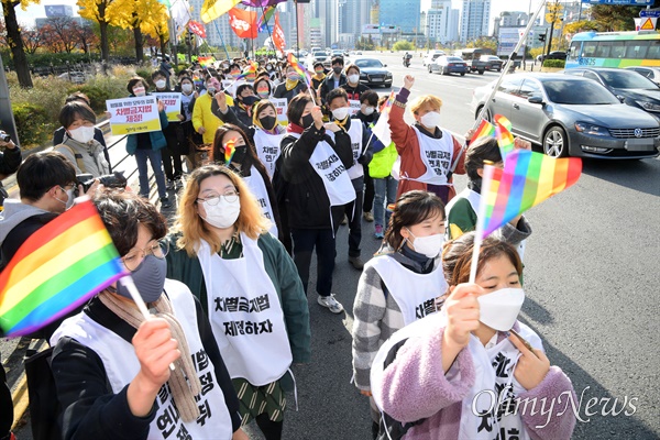 인권운동 활동가들이 지난 10일 서울 여의도 국회의사당 인근에서 '차별금지법 연내 제정을 위한 평등길 걷기' 도보 행진을 하고 있다.