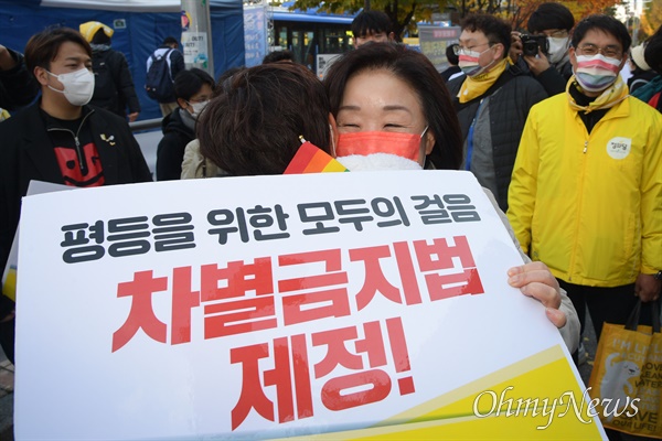 정의당 심상정 대선후보가 10일 서울 여의도 국회의사당역 인근에서 '차별금지법 연내 제정을 위한 평등길 걷기'에 동참한 후 참석자와 포옹하고 있다.