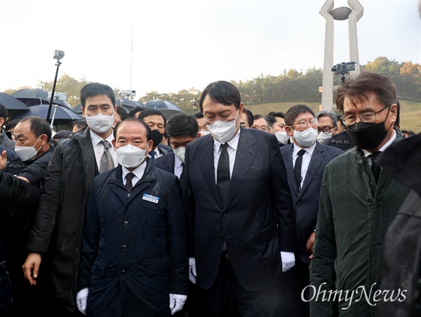  10일 오후 광주 북구 국립5.18민주묘지를 찾은 윤석열 국민의힘 대선후보가 오월어머니회와 한국대학생진보연합 소속 청년·대학생들의 방문 반대에 가로막혀 묘역 근처에서 참배한 뒤 자리를 나서고 있다.