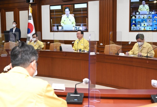 김부겸 국무총리가 10일 세종로 정부서울청사에서 열린 코로나19 중앙재난안전대책본부 회의를 주재하고 있다.