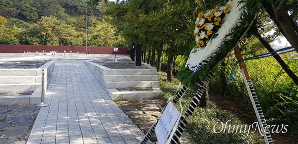 11월 11일 오전 김해 봉하마을 고 노무현 대통령 묘소 입구에 국민의힘 윤석열 대통령후보의 조화가 배달되어 있다.