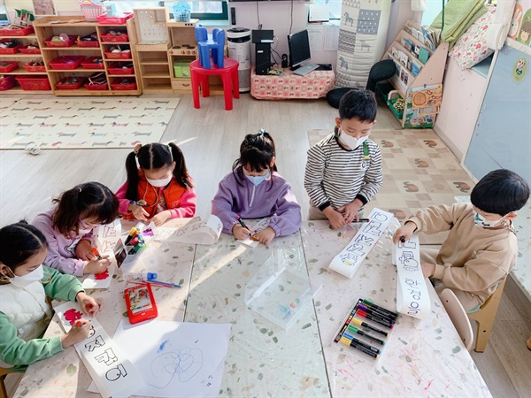 전북 순창군 한 어린이집 어린이들은 '지구가 아파요' 등 문구가 새겨진 어깨띠와 푯말을 직접 만들었다.