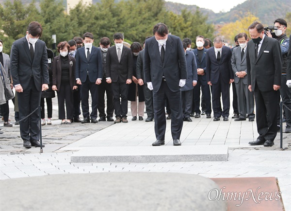 2021년 11월 11일 윤석열 당시 국민의힘 대선 후보가 경남 김해 봉하마을을 찾아 고 노무현 전 대통령 묘역을 참배하는 모습.