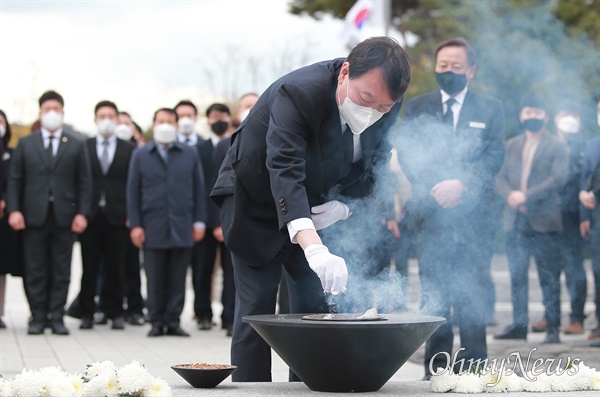 윤석열 대통령이 대선 후보 시절인 지난해 11월 11일 경남 김해 봉하마을을 찾아 고 노무현 전 대통령 묘역을 참배했다.