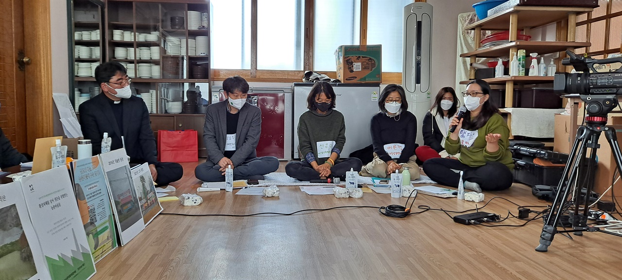 삽교 효림리 마을회관에 모인 활동가들과 지역 전문가들 