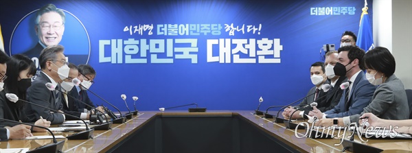더불어민주당 이재명 대선 후보가 12일 서울 여의도 중앙당사에서 존 오소프 미 상원의원을 접견, 인사말을 하고 있다.