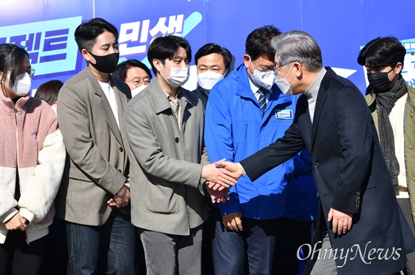 더불어민주당 이재명 대선 후보가 12일 오전 서울 여의도 국회에서 열린 매타버스(매주 타는 민생버스) 출발 국민보고회에서 청년 지지자들과 인사하고 있다. 
