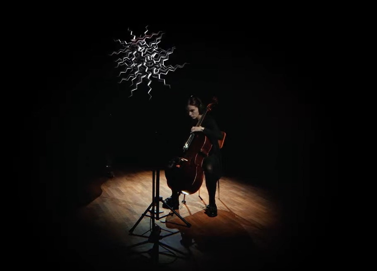  11월 8일 공연에서 알렉센더 쿠베예프의 첼로, 전자음악과 비디오를 위한 '크립토칼립스'도 인상적이었다.