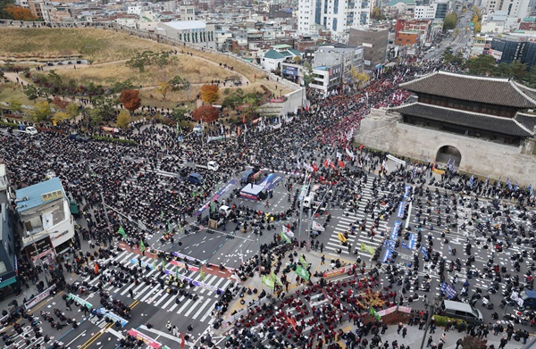 13일 오후 서울 동대문 흥인지문 교차로에서 열린 전국노동자대회에서 전국민주노동조합총연맹(민주노총) 조합원들이 노조법 전면 개정 등 노동환경 개선을 요구하고 있다. 2021.11.13