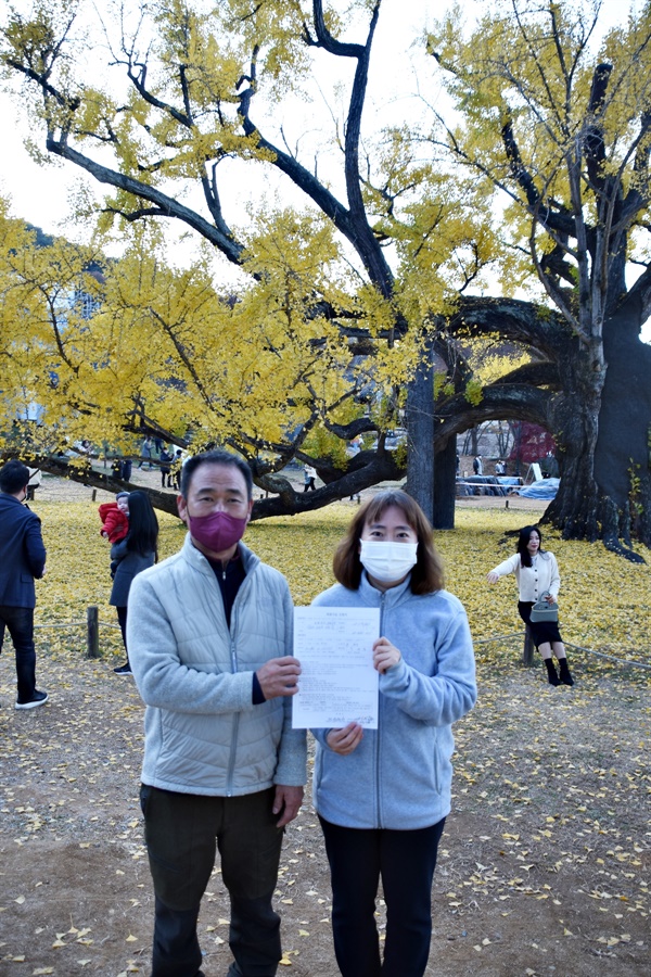 김희섭 전이장이 도동서원 은행나무를 대리해 시민단체인 대구환경운동연합의   회원가입을 하고 그 회원가입서를 김민조 사무처장에게 전달했다 