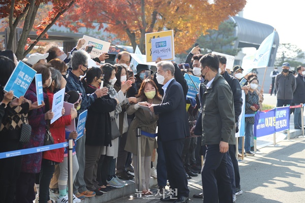 이재명 더불어민주당 대선 후보가 14일 사천 KAI 본사를 방문했다. 사진은 KAI 개발센터 앞에서 지지자들과 인사를 나누는 장면.