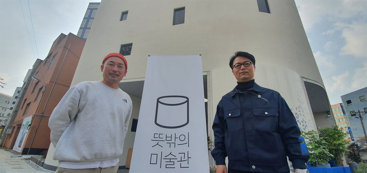 장근범 작가(왼쪽)와 전주대 박형웅 교수