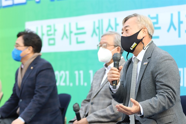  기본소득국민운동본부 출범 1주년 전국기념대회에서 발언중인 이재강 공동대표