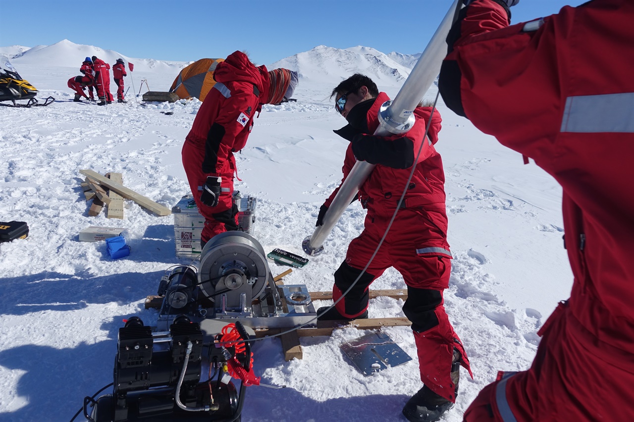 2018년 한국 극지연구소 빙하 코어 연구팀이 남극 (Tourmaline plateau)에 빙하 시추 기기를 설치하는 모습