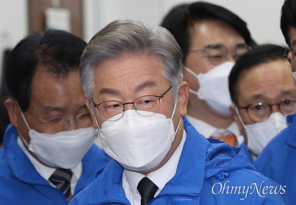  더불어민주당 이재명 대선 후보가 15일 국회에서 열린 중앙선거대책위원회의에 참석하고 있다.