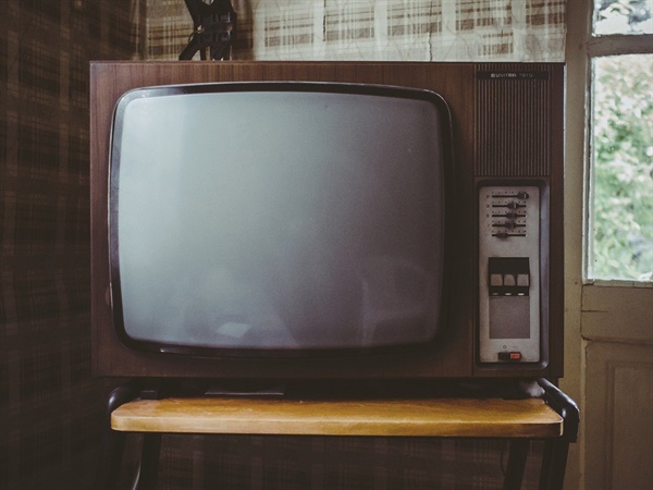 바보상자로 불렸던 TV는 집에서 보는 단 하나의 영상 기기였다. 요즘은 다양한 기기로 영상을 접할 수 있다.