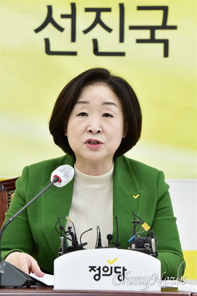 정의당 심상정 대선 후보가 15일 서울 여의도 국회에서 한국형 모병제 공약발표 및 기자 간담회를 하고 있다.
