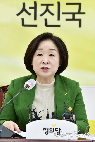  정의당 심상정 대선 후보가 15일 서울 여의도 국회에서 한국형 모병제 공약발표 및 기자 간담회를 하고 있다.