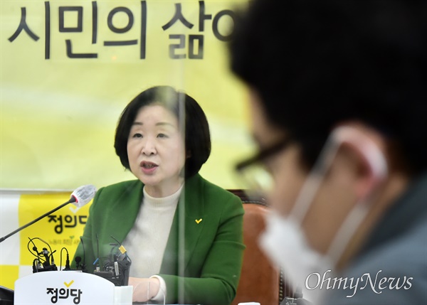 정의당 심상정 대선 후보가 15일 서울 여의도 국회에서 국방관련 공약발표 및 기자 간담회를 하고 있다.