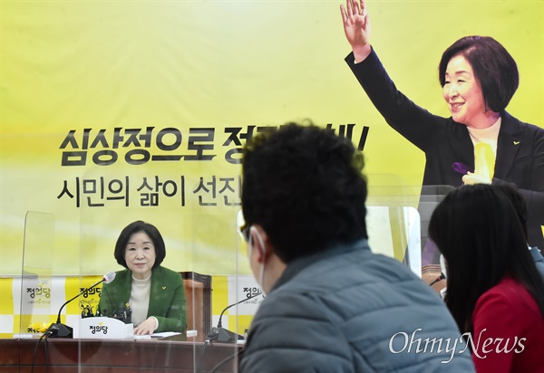 정의당 심상정 대선 후보가 15일 서울 여의도 국회에서 국방관련 공약발표 및 기자 간담회를 하고 있다.