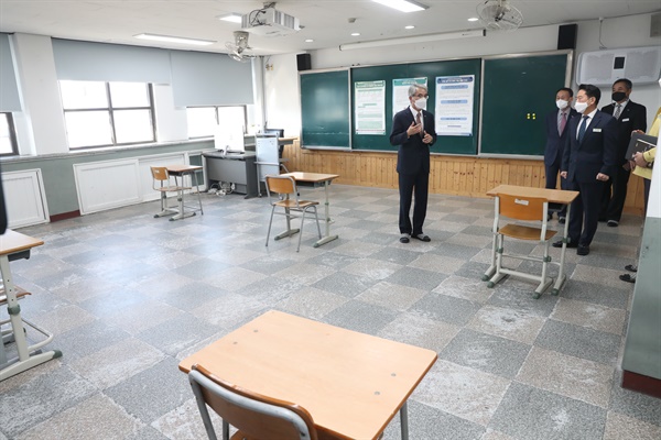 박종훈 경남도교육감은 15일 창원 명지여자고등학교를 찾아 ‘코로나19 격리자 시험장’을 점검했다.